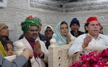 पिरान कलियर गुरुवार को समाजवादी पार्टी संसद डिम्पल यादव के जन्म दिन के मौके समाजवादी अम्बेडकर वाहिनी के पदाधिकारियों व कार्यकर्ताओं ने दरगाह साबिर पाक में चादर पोशी कर दुआएं मांगी।