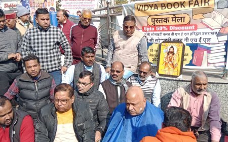 कोंग्रेस का अनोखा विरोध प्रदर्शन चंद्राचार्य चौक पर अशोक शर्मा सहित कार्यकर्ताओं ने कराया मुंडन