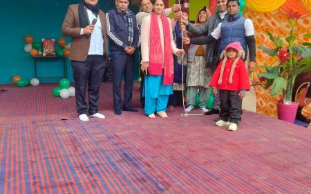 ध्वजारोहण कर तिरंगे को सलामी दी शिक्षाविद एवं हिन्दी साहित्यकार डॉ रजनीश सैनी