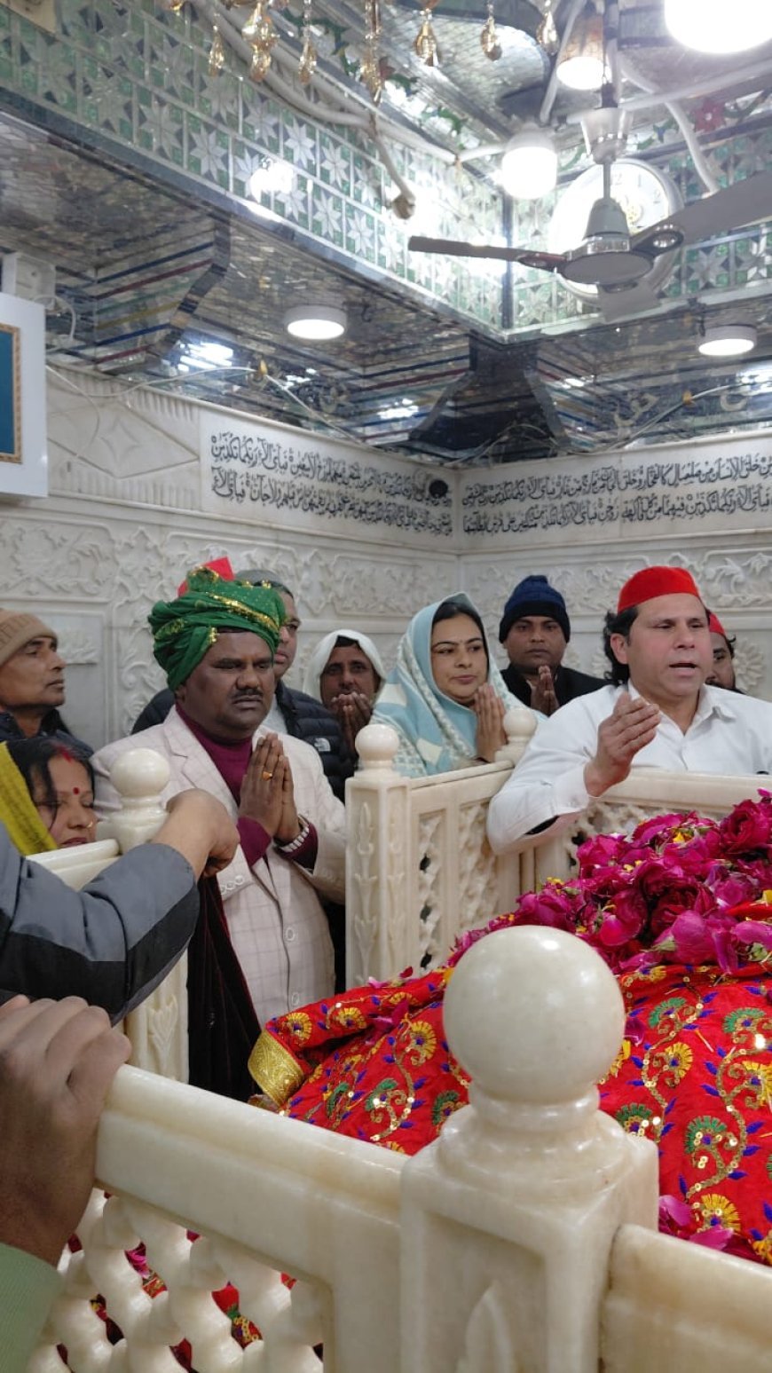 पिरान कलियर गुरुवार को समाजवादी पार्टी संसद डिम्पल यादव के जन्म दिन के मौके समाजवादी अम्बेडकर वाहिनी के पदाधिकारियों व कार्यकर्ताओं ने दरगाह साबिर पाक में चादर पोशी कर दुआएं मांगी।