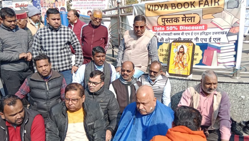 कोंग्रेस का अनोखा विरोध प्रदर्शन चंद्राचार्य चौक पर अशोक शर्मा सहित कार्यकर्ताओं ने कराया मुंडन