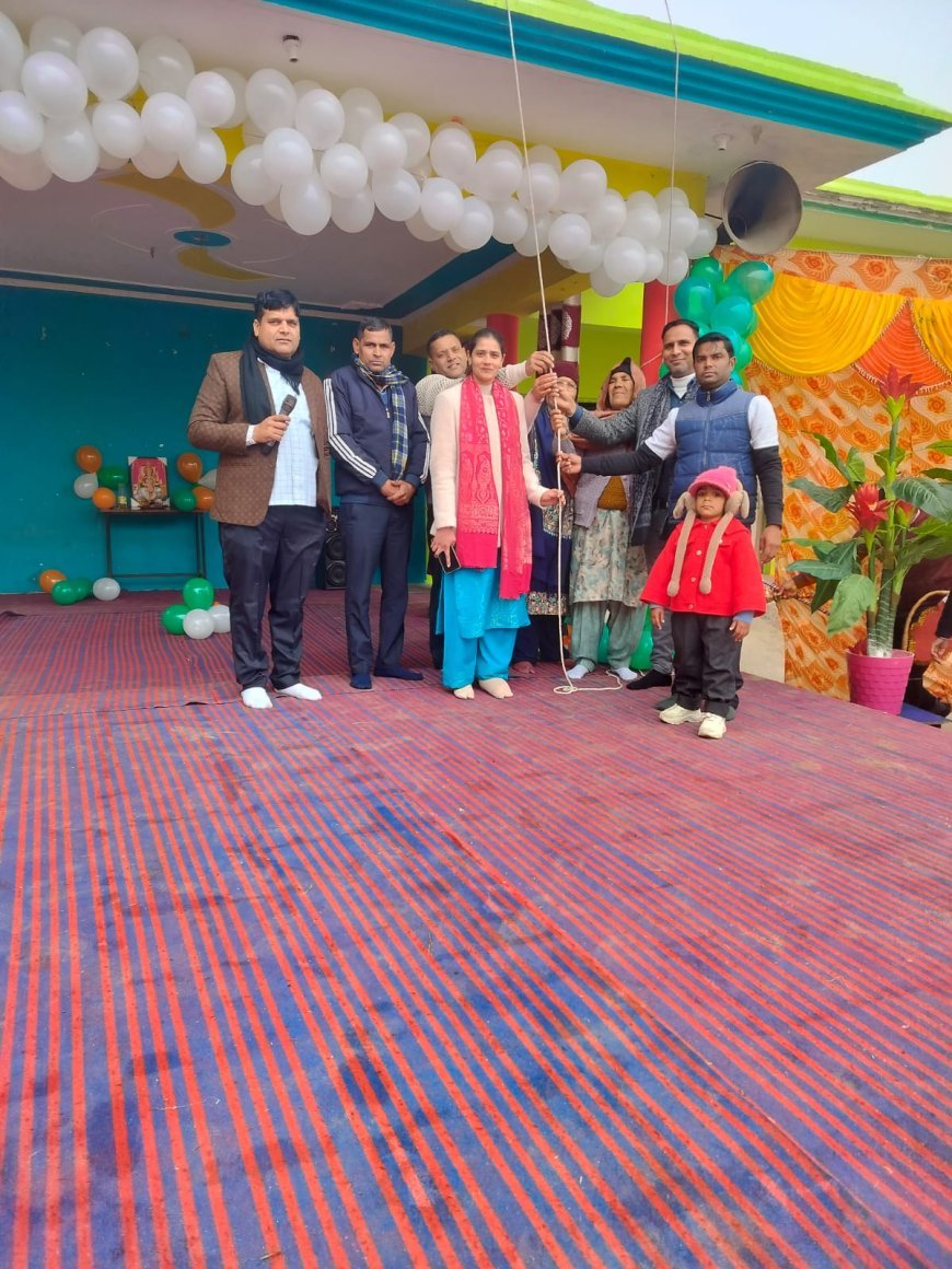 ध्वजारोहण कर तिरंगे को सलामी दी शिक्षाविद एवं हिन्दी साहित्यकार डॉ रजनीश सैनी