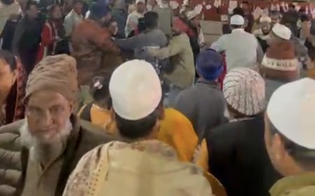 नापाक क़दम गंदी नज़रों के साथ घूमते असामाजिक तत्वों से दरगाह शरीफ की गरिमा भंग हो रही है दरगाह परिसर से आये दिन मंचलों के लड़ते हुये वीडियो वायरल हो रहे हैं