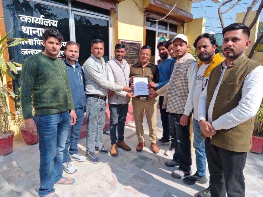 सोहोलपुर मार्ग पर खनन सामग्री से लदे डंपरों की बेतहाशा आवाजाही से क्षेत्रवासी वासी परेशान जनप्रतिनिधियों ने थाना प्रभारी को दिया ज्ञापन