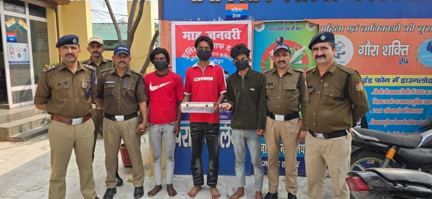 नाबालिका को ब्लैकमेल कर घर पर की फायरिंग, तीन आरोपी तमंचे सहित गिरफ्तार