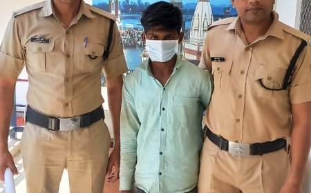 हरिद्वार: रेलवे स्टेशन पर इंसानियत को झकझोर देने वाली घटना सामने आई, जहां साढ़े चार साल की मासूम बच्ची को एक युवक ने महिला शौचालय में बंद कर गलत इरादे से दबोच लिया।