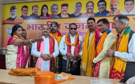 प्रदेश अध्यक्ष नेत्रपाल मौर्य के साथ अन्य पदाधिकारियों ने पटका एवं फूल माला पहनकर स्वागत किया।