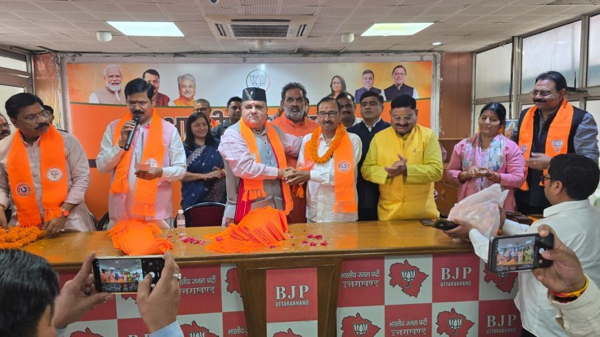 हरिद्वार: हरिद्वार ग्रामीण विधानसभा क्षेत्र में कांग्रेस को बड़ा झटका देते हुए पार्टी के वरिष्ठ नेता साधुराम चौहान ने अपने समर्थकों के साथ भाजपा का दामन थाम लिया।