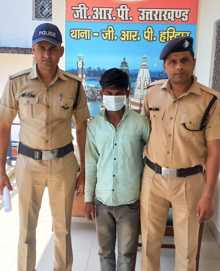 हरिद्वार: रेलवे स्टेशन पर इंसानियत को झकझोर देने वाली घटना सामने आई, जहां साढ़े चार साल की मासूम बच्ची को एक युवक ने महिला शौचालय में बंद कर गलत इरादे से दबोच लिया।