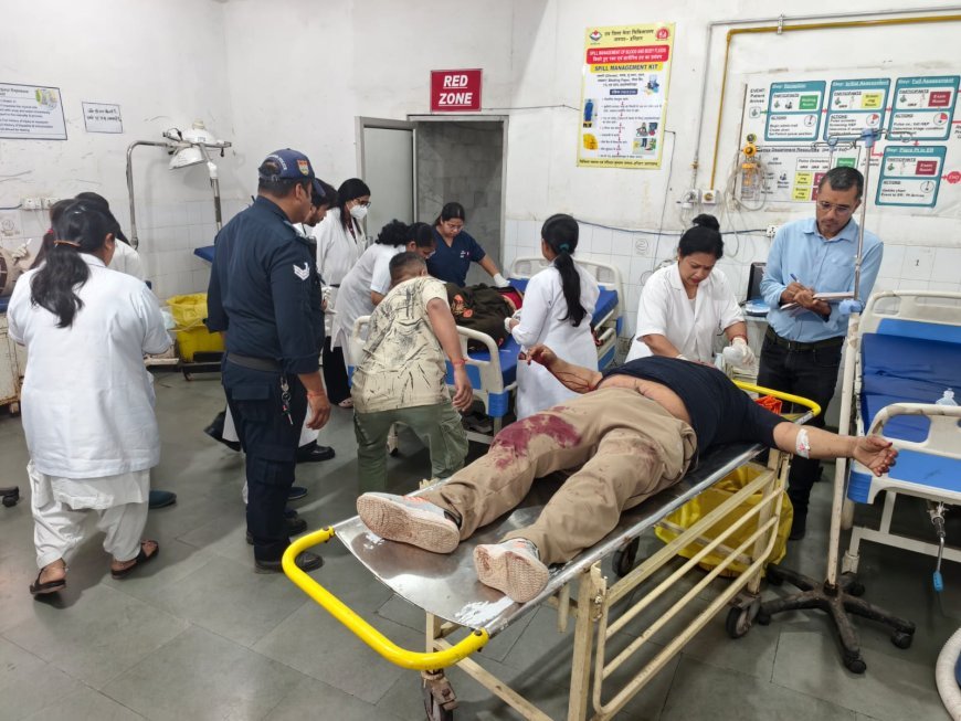 दिल्ली से धार्मिक कार्यक्रम में शामिल होने आ रहे श्रद्धालुओं की कार आगे चल रहे ट्रक से जा टकराई। हादसे में सात लोग घायल हो गए, जिनमें एक की हालत गंभीर बनी हुई है।