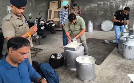 हरिद्वार: संयुक्त टीम ने एक डेरी पर छापामार कार्रवाही करते हुए 50 किलो संदिग्ध पनीर किया बरामद अधिक मुनाफा कमाने के लालच में लोगों की सेहत से कर रहे थे खिलवाड़।